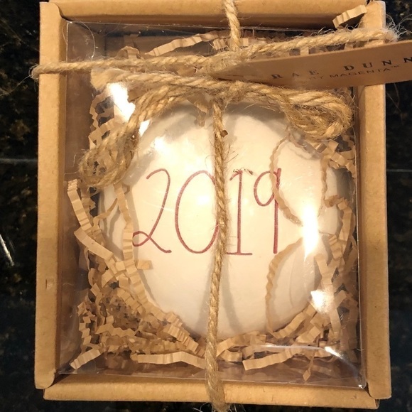 2019 Christmas Tree Ornament, Gift Red & White new in box Rae Dunn - Picture 3 of 9